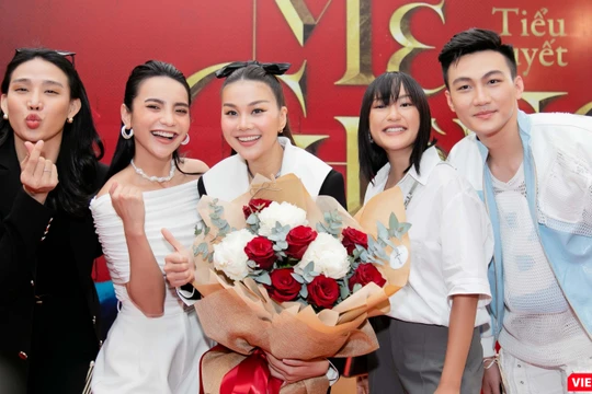 Nhiều sao trẻ tới chúc mừng Thanh Hằng ra mắt tiểu thuyết "Mẹ chồng" 