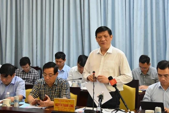 Bộ trưởng Bộ Y tế Nguyễn Thanh Long nhấn mạnh: Bộ Y tế sẽ hỗ trợ ngay tỉnh Vĩnh Long về công tác xét nghiệm, đồng thời lưu ý tỉnh không được chủ quan, lơ là trong công tác phòng chống dịch COVID-19 (Ảnh: BYT) 