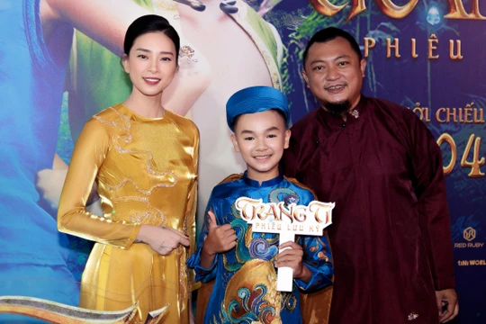 Nhà sản xuất Ngô Thanh Vân và đạo diễn Phan Gia Nhật Linh cùng diễn viên nhí xuất hiện trước công chúng - Ảnh: Studio68