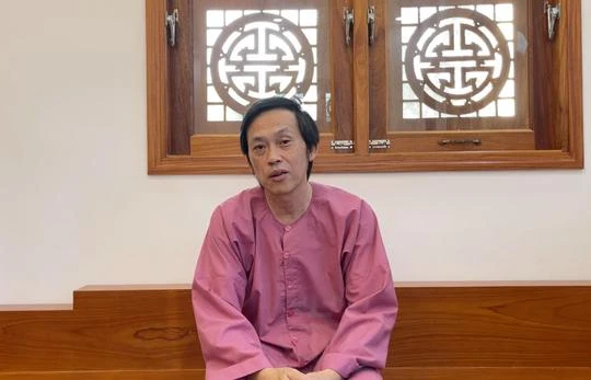 Hoài Linh trong video giải trình công tác từ thiện (Ảnh cắt từ video) 