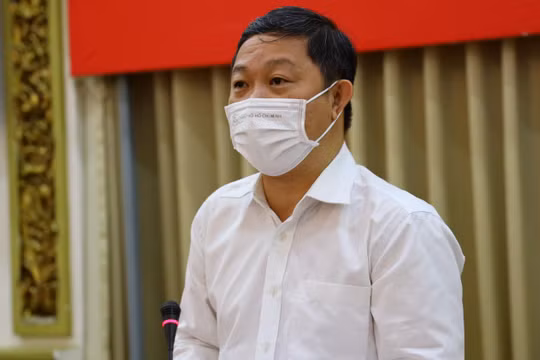 Phó Chủ tịch UBND TP.HCM Dương Anh Đức dẫn đầu đoàn kiểm tra nhà hàng karaoke trá hình The King - Ảnh: TTBC 