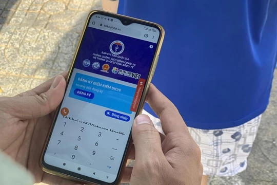Người dân TP.HCM khai báo y tế điện tử khi đi chợ (Ảnh: LĐ) 