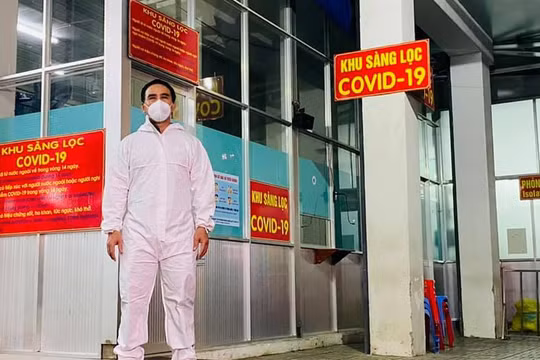 MC Quyền Linh đi chống dịch trong giai đoạn căng thẳng nhất ở tâm dịch TP.HCM. Ảnh: FBNV 