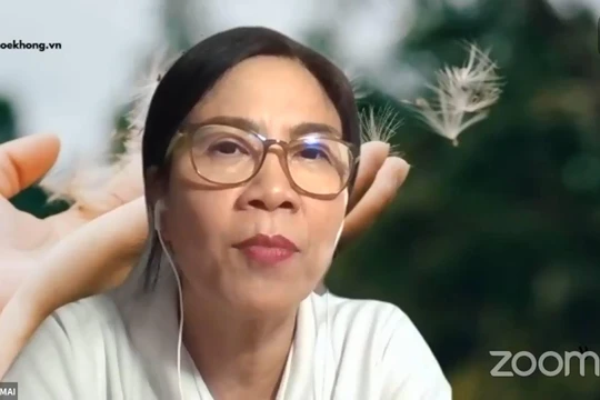 Bác sĩ Nguyễn Thị Tuyết Mai hướng dẫn các F0 cách ly tại nhà kiểm soát sự bình tâm. Ảnh: Hoà Bình chụp màn hình giao lưu