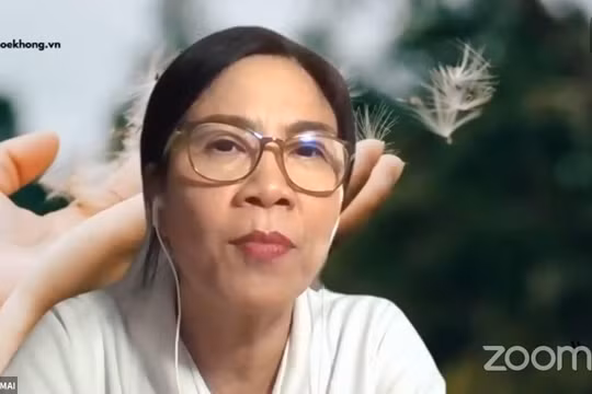 Bác sĩ Nguyễn Thị Tuyết Mai hướng dẫn các F0 cách ly tại nhà kiểm soát sự bình tâm. Ảnh: Hoà Bình chụp màn hình giao lưu