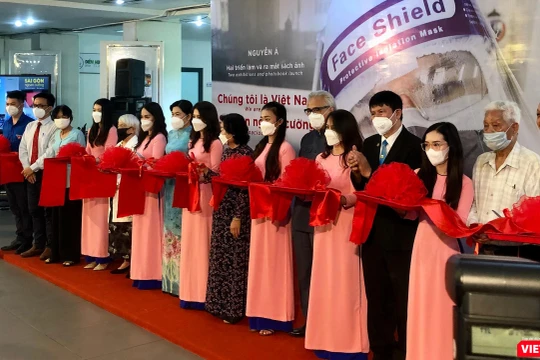 Cắt băng khai mạc triển lãm ảnh và ra mắt sách của nhiếp ảnh gia Nguyễn Á