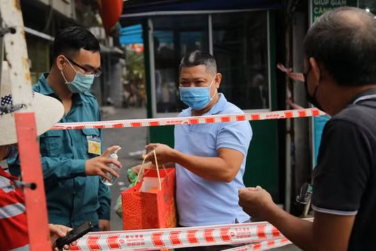 Phong toả khu dân cư 2.000 người tại hẻm 168 Nguyễn Cư Trinh (Ảnh: Đình Văn) 