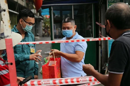 Phong toả khu dân cư 2.000 người tại hẻm 168 Nguyễn Cư Trinh (Ảnh: Đình Văn) 