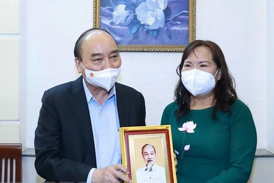 Chủ tịch nước Nguyễn Xuân Phúc thăm tặng quà cho thạc sĩ nhà giáo Triệu Thị Huệ - Nguyên tổ trưởng tổ Văn Trường THPT chuyên Lê Hồng Phong