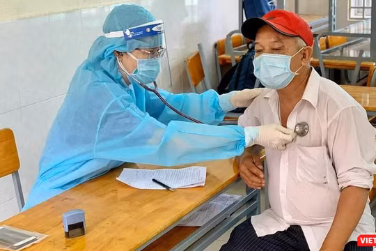 Khám sàng lọc trước khi tiêm chủng COVID-19 cho người dân - Ảnh: HCDC