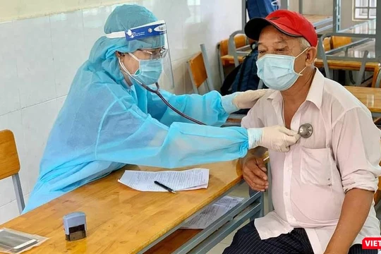 Khám sàng lọc trước khi tiêm chủng COVID-19 cho người dân - Ảnh: HCDC