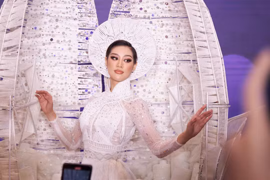 Hoa hậu Khánh Vân trình diễn bộ trang phục dân tộc Kén Em sẽ theo cô sang Mỹ tham dự Hoa hậu Hoàn Vũ thế giới