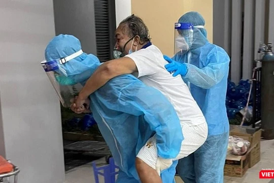 Chuyển trường hợp nguy kịch ra xe cứu thương để đi cấp cứu (Trung tâm Y tế TP Thủ Đức)