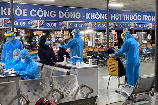 Lấy mẫu xét nghiệm giám sát tại bến xe miền Đông (Nguồn: CDC TP.HCM) 