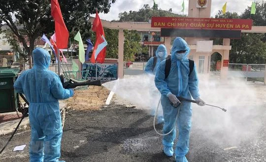 Phun dung dịch khử khuẩn tại Gia Lai (Ảnh: TTXVN) 