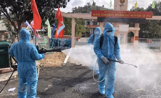 Phun dung dịch khử khuẩn tại Gia Lai (Ảnh: TTXVN) 