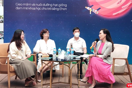 Toạ đàm về gieo mầm và nuôi dưỡng hạt giống đam mê khoa học cho trẻ trong khuôn khổ Ngày Ehon Việt Nam. Ảnh: Hoà Bình