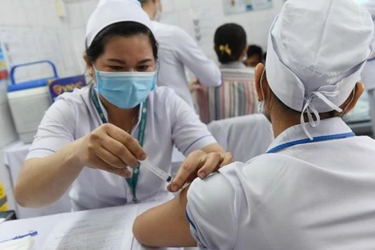 Tiêm vaccine COVID-19 cho nhân viên y tế - Ảnh: Đinh Hằng/TTXVN 