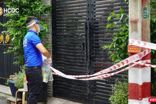 Tình nguyện viên trao tặng nhiều túi thuốc tới F0 cách ly tại nhà. Ảnh: HCDC