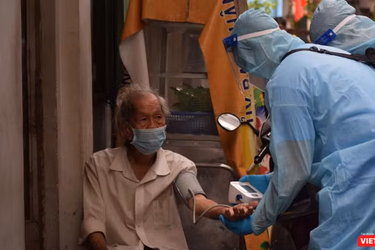 Quận 3 tiêm vaccine COVID-19 cho người già yếu, đi lại khó khăn. Ảnh: HCDC 