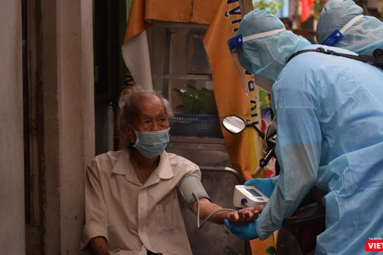 Quận 3 tiêm vaccine COVID-19 cho người già yếu, đi lại khó khăn. Ảnh: HCDC 