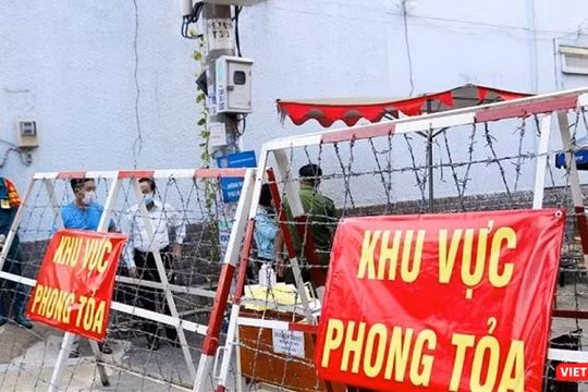 Lực lượng chức năng vừa phong tỏa khu Mả Lạng (phường Nguyễn Cư Trinh, quận 1, TP.HCM) vì một ca dương tính chưa rõ nguồn lây - Ảnh: TTBC