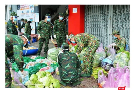 Bộ đội đi chợ hộ giúp người dân trong tâm dịch TP.HCM - Ảnh: Trần Thế Phong