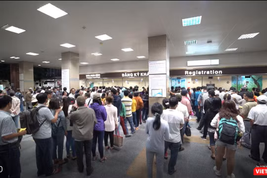 Người dân xếp hàng khám bệnh tại Bệnh viện ĐH Y dược TP HCM