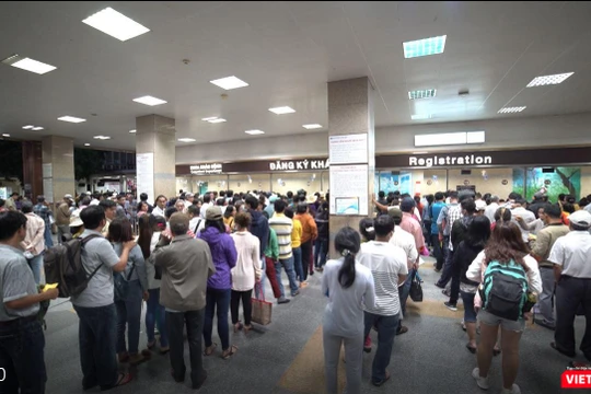 Người dân xếp hàng khám bệnh tại Bệnh viện ĐH Y dược TP HCM