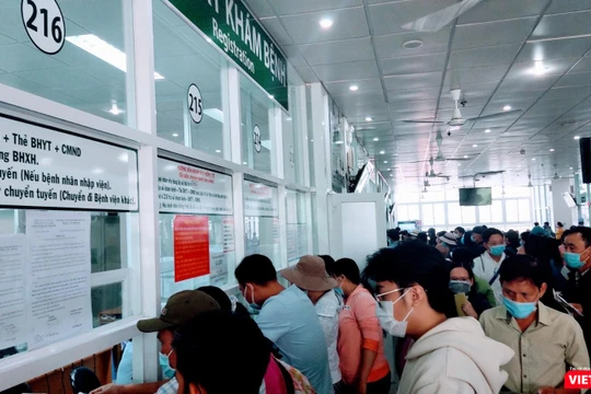 Quầy đón tiếp bệnh nhân khám chữa bệnh BHYT tại Bệnh viện Ung bướu TP.HCM đông nghẹt (Ảnh: Hoà Bình)