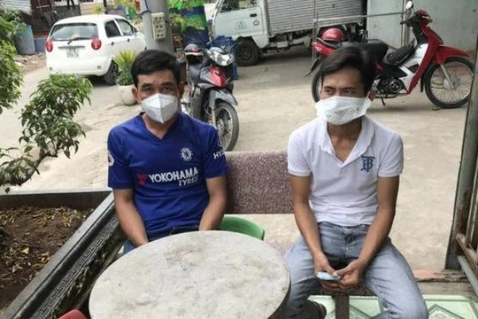 Bị can Phan Phi Hùng (áo xanh) và Phạm Thanh Hập. Ảnh: CAHS 