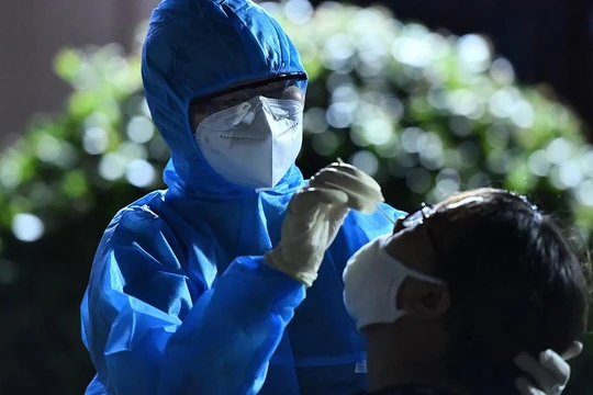 Xét nghiệm khẩn cấp nhiều ngàn người liên quan đến "ổ dịch" Hội thánh truyền giáo Phục Hưng (Ảnh: Phạm Ngôn) 