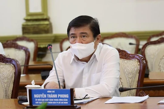 Chủ tịch UBND TP.HCM chỉ đạo tại cuộc họp khẩn sáng 27/5 sau khi phát hiện chùm ca bệnh mới trong giáo phái Phục Hưng - Ảnh: Huyền Mai 