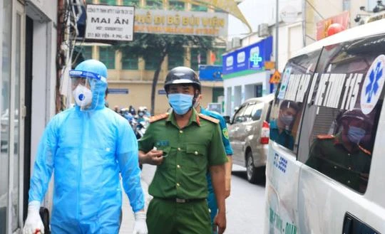 Phong toả quán cà phê Sabroso 211 đường Bùi Viện và đưa hai vợ chồng cư trú tại chung cư số 207 Bùi Viện đi cách ly (Ảnh: Nhật Thịnh) 