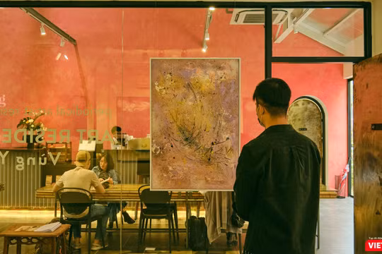 Hứa Vĩ Văn triển lãm hội họa giữa mùa dịch COVID-19 hoành hành dữ dội, khách tham dự phải đảm bảo công tác phòng dịch (Ảnh: NI) 