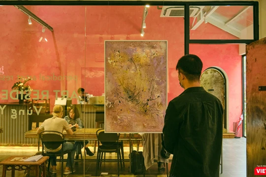 Hứa Vĩ Văn triển lãm hội họa giữa mùa dịch COVID-19 hoành hành dữ dội, khách tham dự phải đảm bảo công tác phòng dịch (Ảnh: NI) 