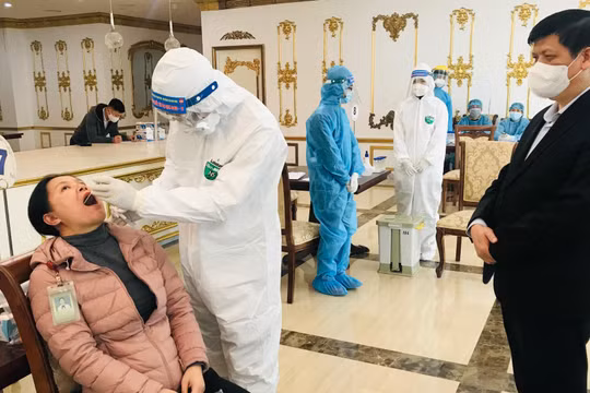 Bộ trưởng Bộ Y tế Nguyễn Thanh Long kiểm tra công tác xét nghiệm SARS-CoV-2 (Ảnh: Thái Bình) 