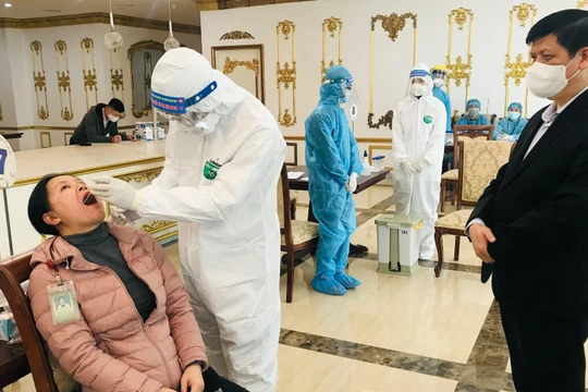 Bộ trưởng Bộ Y tế Nguyễn Thanh Long kiểm tra công tác xét nghiệm SARS-CoV-2 (Ảnh: Thái Bình) 