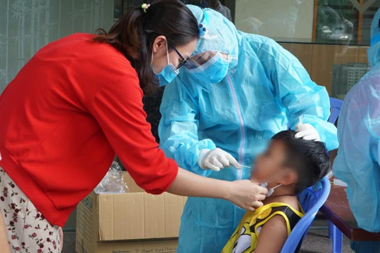 41 em bé trường mầm non Vườn Tuổi Thơ xét nghiệm Covid-19 vì liên quan đến chuyến bay chung với BN 2999 - Ảnh: Thư Anh 