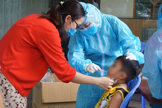 41 em bé trường mầm non Vườn Tuổi Thơ xét nghiệm Covid-19 vì liên quan đến chuyến bay chung với BN 2999 - Ảnh: Thư Anh 