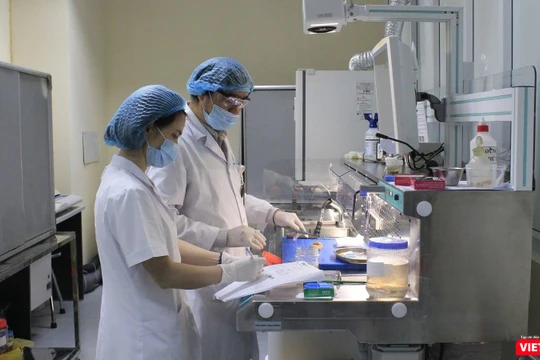Các bác sĩ trong phòng xét nghiệm SARS-CoV-2 (Ảnh: BVE)