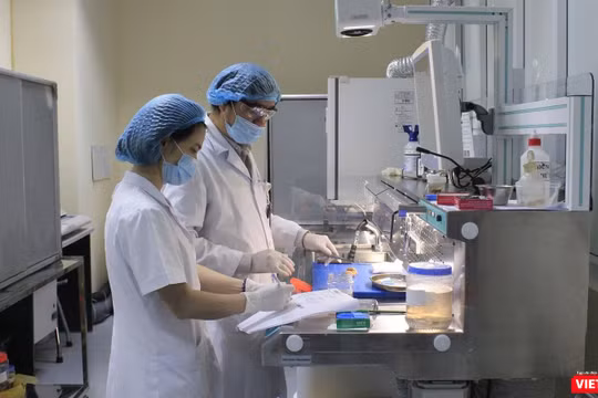 Các bác sĩ trong phòng xét nghiệm SARS-CoV-2 (Ảnh: BVE)