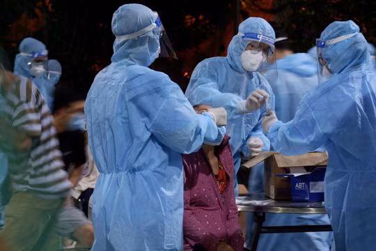 Lấy mẫu thử toàn quận Bình Tân, một địa bàn "nóng" hiện có 711 ca dương tính (Ảnh: HCDC) 