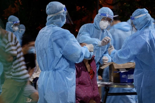 Lấy mẫu thử toàn quận Bình Tân, một địa bàn "nóng" hiện có 711 ca dương tính (Ảnh: HCDC) 