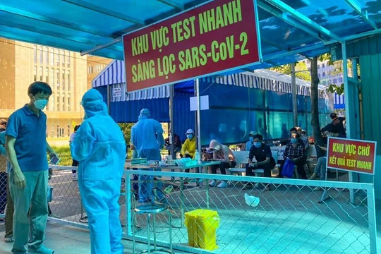 Người dân test nhanh Covid-19