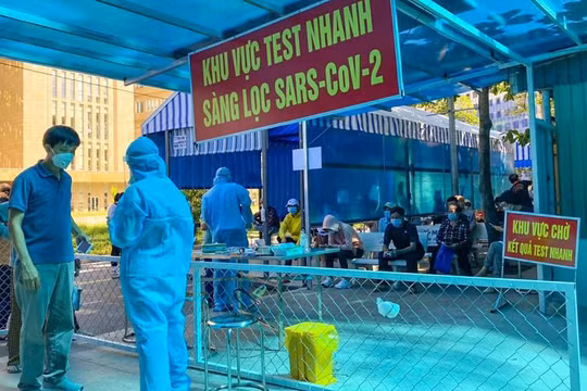 Người dân test nhanh Covid-19