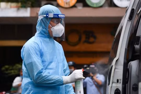 Nhân viên y tế tại TP.HCM khử trùng khu vực liên quan người tiếp xúc bệnh nhân mắc Covid-19. Ảnh- Duy Hiệu
