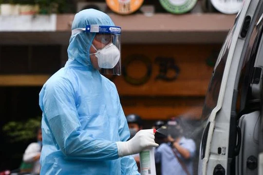 Nhân viên y tế tại TP.HCM khử trùng khu vực liên quan người tiếp xúc bệnh nhân mắc Covid-19. Ảnh- Duy Hiệu