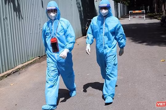 Những chiến binh áo trắng chiến đấu với COVID-19. Ảnh GVT