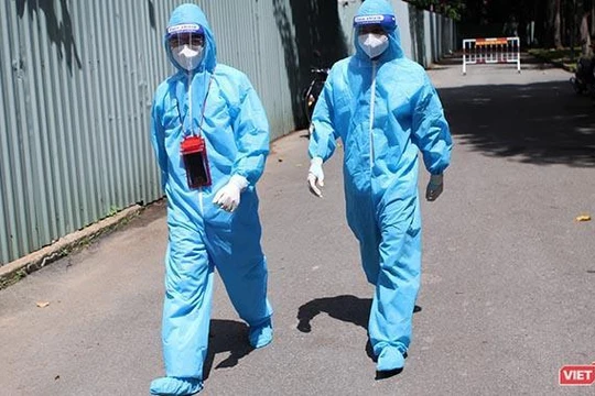 Những chiến binh áo trắng chiến đấu với COVID-19. Ảnh GVT